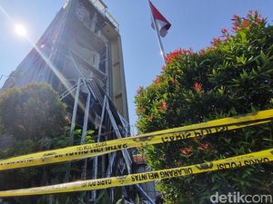 Gedung Farmasi di Tangsel Digaris Polisi Usai Ledakan, Puing-puing Berserakan