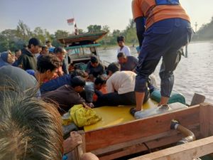 2 Siswa MTs Tenggelam di Pantai Anjir Ditemukan Meninggal, 1 Masih Dicari 2 Siswa MTs Tenggelam di Pantai Anjir Ditemukan Meninggal, 1 Masih Dicari