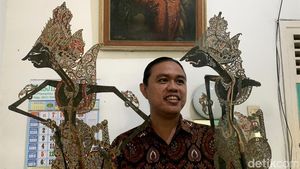 Potret Pemuda Surabaya yang Lestarikan Wayang Kulit