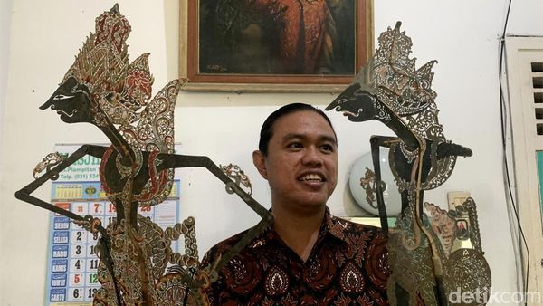 Potret Pemuda Surabaya yang Lestarikan Wayang Kulit