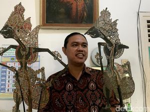 Potret Pemuda Surabaya yang Lestarikan Wayang Kulit Potret Pemuda Surabaya yang Lestarikan Wayang Kulit
