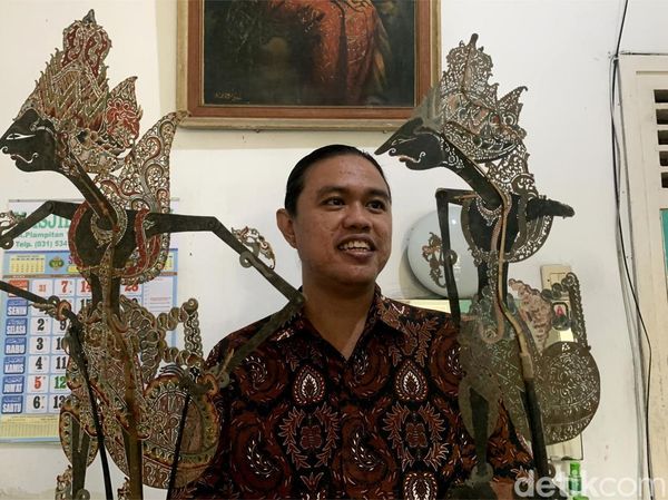 Potret Pemuda Surabaya yang Lestarikan Wayang Kulit