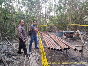 3 Pelaku Pengeboran Minyak Ilegal di Muara Enim Diringkus Polisi 3 Pelaku Pengeboran Minyak Ilegal di Muara Enim Diringkus Polisi