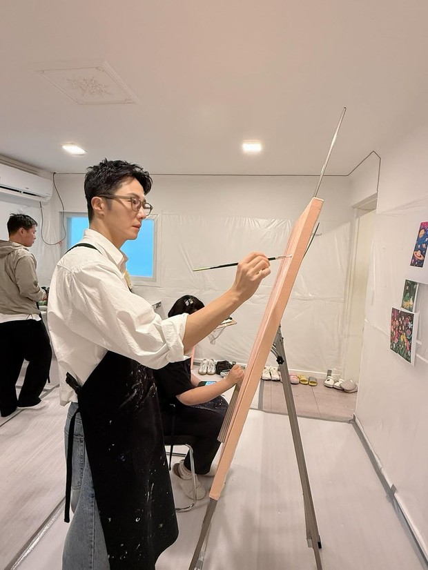 Potret Jung Il Woo melukis untuk pameran 'CANVAS 2025'/ Foto: instagram.com/jilwww Pada (7/10) kemarin, Jung Il Woo membagikan kesibukannya melukis untuk persiapan pameran seni '2025 CANVAS'. Sang aktor menunjukkan talenta barunya yang menuai kekaguman.