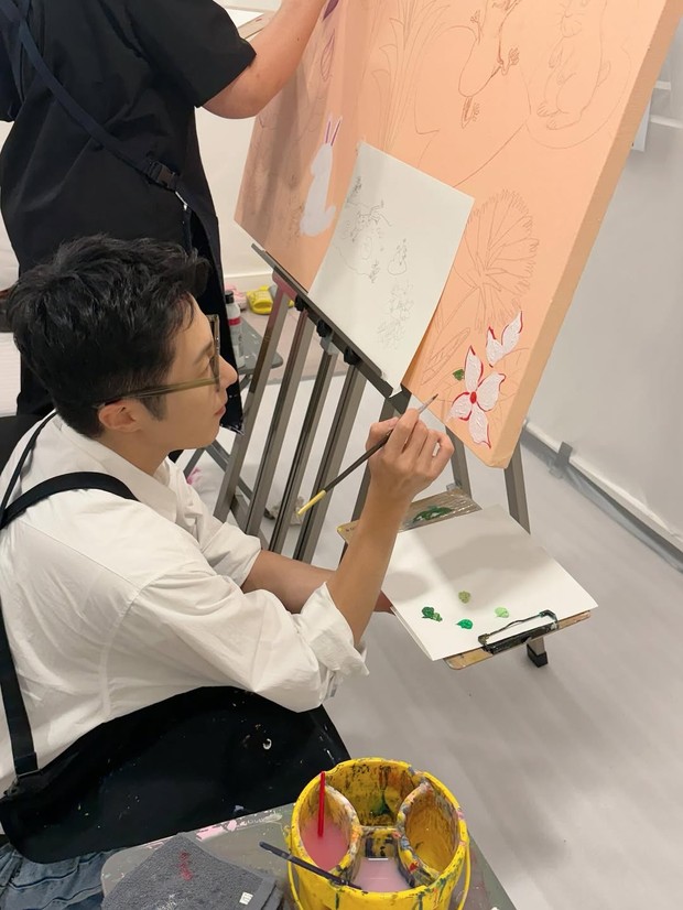 Potret Jung Il Woo melukis untuk pameran 'CANVAS 2025'/ Foto: instagram.com/jilwww Pameran seni '2025 CANVAS' yang diikuti oleh Jung Il Woo akan mendonasikan seluruh hasilnya untuk badan amal The Thisabled.