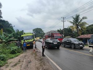 Gerak Cepat Polisi Atasi Macet Imbas Kecelakaan di Jalintim Pelalawan Gerak Cepat Polisi Atasi Macet Imbas Kecelakaan di Jalintim Pelalawan