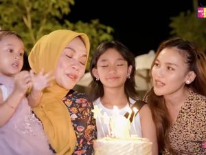 Seru! Ayu Ting Ting Rayakan Ultah Sang Ibu dengan Makan-makan di Pangandaran Seru! Ayu Ting Ting Rayakan Ultah Sang Ibu dengan Makan-makan di Pangandaran