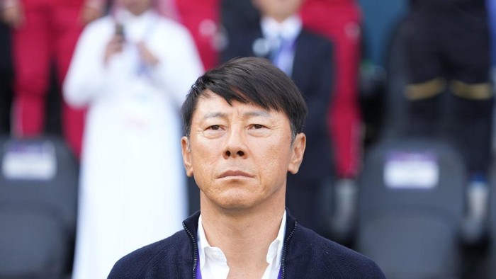 DOHA, QATAR - JANUARY 28: Shin Tae Yong, caoch of Indonesia looks on during the AFC Asian Cup Round of 16 match between Australia and Indonesia at Jassim Bin Hamad Stadium on January 28, 2024 in Doha, Qatar. (Photo by Masashi Hara/Getty Images)