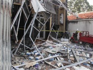 Polisi Masih Dalami Sumber Ledakan Gedung Farmasi Tangsel Polisi Masih Dalami Sumber Ledakan Gedung Farmasi Tangsel