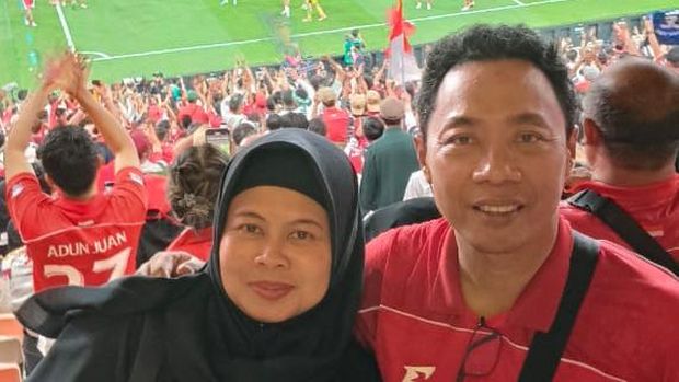 Suporter Timnas Indonesia saat melawan Arab Saudi di Stadion King Abdullah, Jeddah, Kamis (9/10) dini hari WIB.