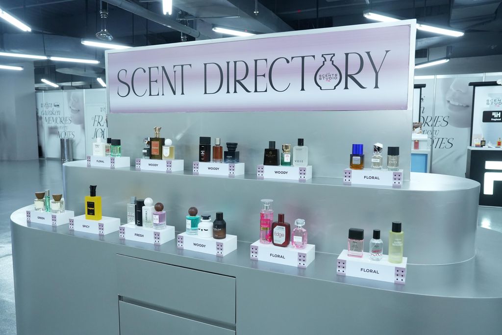 Melihat tren parfum, Female Daily Studio menghadirkan parfum expo The Scents Studio yang menghadirkan parfum-parfum berkualitas dipadukan dengan beragam instalasi memukau.
