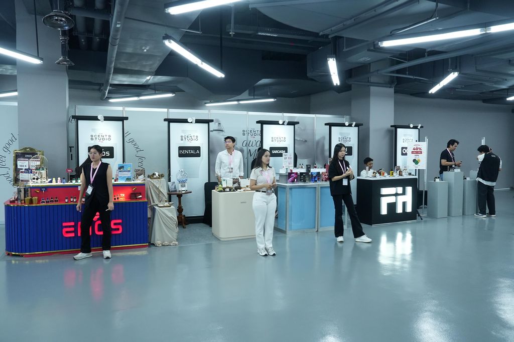 Melihat tren parfum, Female Daily Studio menghadirkan parfum expo The Scents Studio yang menghadirkan parfum-parfum berkualitas dipadukan dengan beragam instalasi memukau.