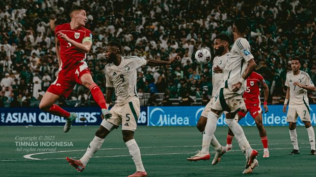 Jay Idzes menyundul bola saat Timnas Indonesia vs Arab Saudi pada laga pertama Grup B babak 4 Kualifikasi Piala Dunia 2026 di Stadion King Abdullah, Jeddah, Kamis (9/10) dini hari WIB. (PSSI)