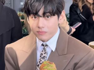 V BTS Viral Makan Pistachio Croissant di Paris, Ini Reaksi Pemilik Tokonya V BTS Viral Makan Pistachio Croissant di Paris, Ini Reaksi Pemilik Tokonya