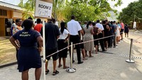 Warga Seychelles Antre di TPS untuk Pilpres Putaran Kedua di Victoria