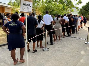 Warga Seychelles Antre di TPS untuk Pilpres Putaran Kedua di Victoria