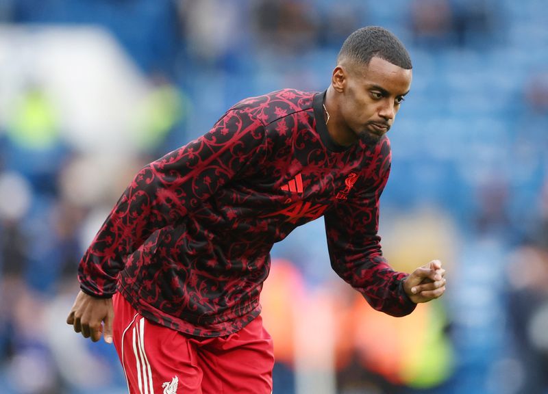 Soccer Football - Premier League - Chelsea v Liverpool - Stamford Bridge, London, Britain - October 4, 2025 Liverpool's Alexander Isak during the warm up before the match REUTERS/David Klein EDITORIAL USE ONLY. NO USE WITH UNAUTHORIZED AUDIO, VIDEO, DATA, FIXTURE LISTS, CLUB/LEAGUE LOGOS OR 'LIVE' SERVICES. ONLINE IN-MATCH USE LIMITED TO 120 IMAGES, NO VIDEO EMULATION. NO USE IN BETTING, GAMES OR SINGLE CLUB/LEAGUE/PLAYER PUBLICATIONS. PLEASE CONTACT YOUR ACCOUNT REPRESENTATIVE FOR FURTHER DETAILS..
