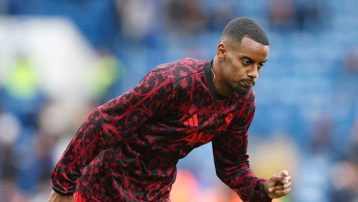 Soccer Football - Premier League - Chelsea v Liverpool - Stamford Bridge, London, Britain - October 4, 2025 Liverpools Alexander Isak during the warm up before the match REUTERS/David Klein EDITORIAL USE ONLY. NO USE WITH UNAUTHORIZED AUDIO, VIDEO, DATA, FIXTURE LISTS, CLUB/LEAGUE LOGOS OR LIVE SERVICES. ONLINE IN-MATCH USE LIMITED TO 120 IMAGES, NO VIDEO EMULATION. NO USE IN BETTING, GAMES OR SINGLE CLUB/LEAGUE/PLAYER PUBLICATIONS. PLEASE CONTACT YOUR ACCOUNT REPRESENTATIVE FOR FURTHER DETAILS..