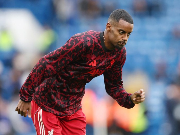 Soccer Football - Premier League - Chelsea v Liverpool - Stamford Bridge, London, Britain - October 4, 2025 Liverpool's Alexander Isak during the warm up before the match REUTERS/David Klein EDITORIAL USE ONLY. NO USE WITH UNAUTHORIZED AUDIO, VIDEO, DATA, FIXTURE LISTS, CLUB/LEAGUE LOGOS OR 'LIVE' SERVICES. ONLINE IN-MATCH USE LIMITED TO 120 IMAGES, NO VIDEO EMULATION. NO USE IN BETTING, GAMES OR SINGLE CLUB/LEAGUE/PLAYER PUBLICATIONS. PLEASE CONTACT YOUR ACCOUNT REPRESENTATIVE FOR FURTHER DETAILS..