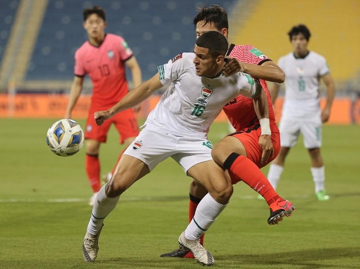 Iraqs forward Amir al-Ammari (L) is marked by South Koreas defender Kwon Kyung-won during the 2022 Qatar World Cup Asian Qualifiers football match between Iraq and South Korea, at the Thani Bin Jassim Stadium in the Qatari capital Doha, on November 16, 2021. (Photo by KARIM JAAFAR / AFP)