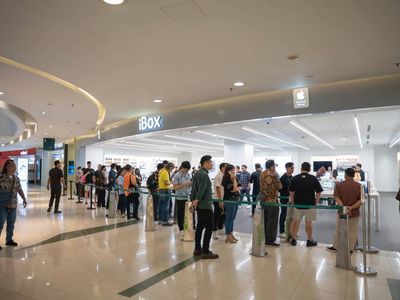 iBox Diserbu! Antrean Panjang Pemesan iPhone 17 di Seluruh Indonesia