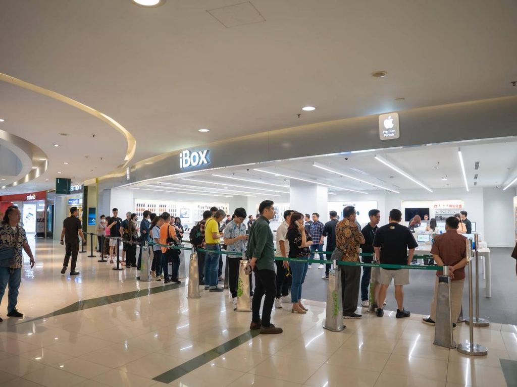 iBox Diserbu! Antrean Panjang Pemesan iPhone 17 di Seluruh Indonesia iBox Diserbu! Antrean Panjang Pemesan iPhone 17 di Seluruh Indonesia