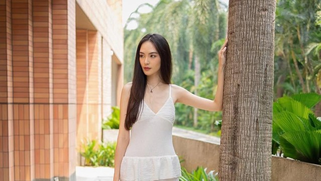 Berita Viral Selebriti dari InsertLive : Sosok Aurellia Lanita Model yang Ternyata Mantan Pacar Kenny Austin