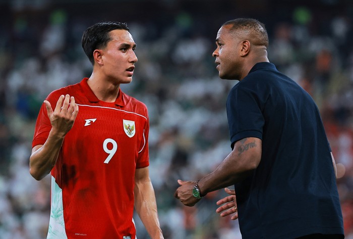 Soccer Football - FIFA World Cup - AFC Qualifiers - Group B - Indonesia v Saudi Arabia - King Abdullah Sports City, Jeddah, Saudi Arabia - October 8, 2025 Indonesia coach Patrick Kluivert with Indonesias Miliano Jonathans REUTERS/Stringer