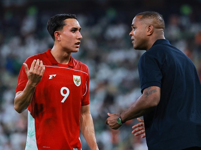 Soccer Football - FIFA World Cup - AFC Qualifiers - Group B - Indonesia v Saudi Arabia - King Abdullah Sports City, Jeddah, Saudi Arabia - October 8, 2025 Indonesia coach Patrick Kluivert with Indonesia's Miliano Jonathans REUTERS/Stringer