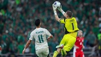 Timnas Indonesia setidaknya harus menang dengan skor 2-0 atas Irak. Di laga selanjutnya, Arab Saudi harus kalah dari Irak dengan hanya selisih satu gol. Hal itu bakal menempatkan Indonesia menjadi juara grup dan meraih tiket ke Piala Dunia 2026. Dalam skenario itu Indonesia memimpin selisih gol walaupun seluruh negara punya tiga poin. Foto: Getty Images/Yasser Bakhsh