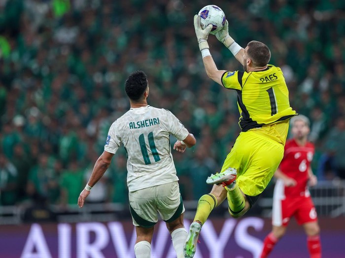 JEDDAH, SAUDI ARABIA - OCTOBER 8: Maarten Paes of  Indonesia battling for the ball during the AFC Asian qualifiers 4th Round Group B match between Saudi Arabia and Indonesia at King Abdullah Sports City on October 8, 2025 in Jeddah, Saudi Arabia. (Photo by Yasser Bakhsh/Getty Images)