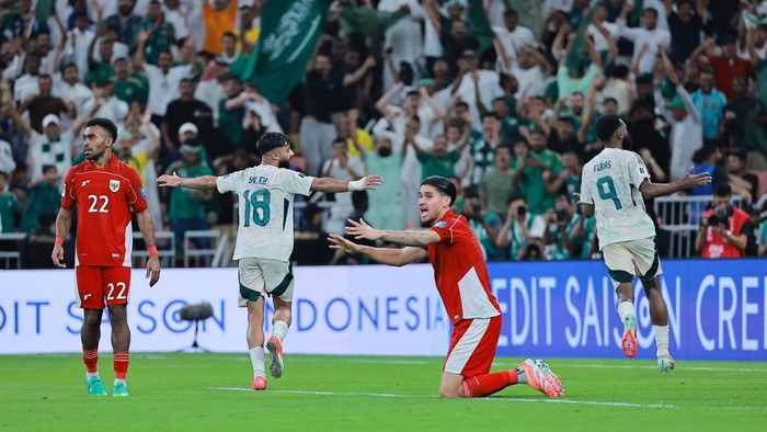 Bingkai Sepekan: Asa Menatap Piala Dunia Soccer Football - FIFA World Cup - AFC Qualifiers - Group B - Indonesia v Saudi Arabia - King Abdullah Sports City, Jeddah, Saudi Arabia - October 8, 2025 Saudi Arabia's Feras Al-Brikan celebrates scoring their third goal with Saudi Arabia's Waheb Saleh REUTERS/Stringer