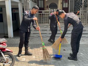 Brimob Polda Metro Bersih-bersih dan Berbagi Jumat Peduli di Masjid Cikini