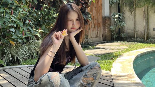 7 Potret Carmen Hearts2Hearts Pulkam ke Bali, Manglingi Bak Orang Korea