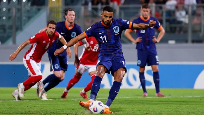 MOSTA, MALTA - OCTOBER 09: Cody Gakpo of Netherlands scores his teams first goal from the penalty spot during the FIFA World Cup 2026 qualifier match between Malta and Netherlands at TaQali National Stadium on October 09, 2025 in Mosta, Malta. (Photo by Molly Darlington - UEFA/UEFA via Getty Images)