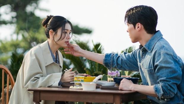 Aktris Ahn Eun Jin dan aktor Jang Ki Yong dalam drama Korea terbaru 2025 SBS Dynamite Kiss.