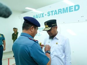 Gubernur Sulsel Terima Brevet Kehormatan Hiperbarik dari TNI AL Gubernur Sulsel Terima Brevet Kehormatan Hiperbarik dari TNI AL