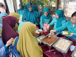 Lewat Jumat Berkah, Ketua TP PKK Jambi Wujudkan Program Sarapan Murah Lewat Jumat Berkah, Ketua TP PKK Jambi Wujudkan Program Sarapan Murah