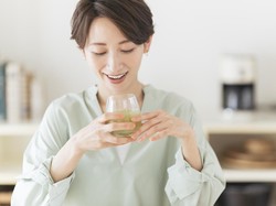 5 Minuman yang Baik untuk Kesehatan Pencernaan, Atasi Perut Kembung