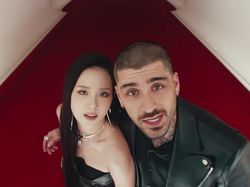 Gaya Jisoo BLACKPINK Serasi dengan Zayn Malik, Bergaun Balmain di Eyes Closed