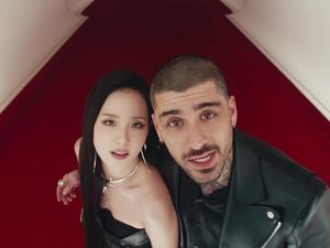 Gaya Jisoo BLACKPINK Serasi dengan Zayn Malik, Bergaun Balmain di Eyes Closed Gaya Jisoo BLACKPINK Serasi dengan Zayn Malik, Bergaun Balmain di Eyes Closed