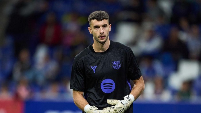 Joan Garcia OVIEDO, SPAIN - SEPTEMBER 25: Joan Garcia of FC Barcelona warms up prior to the LaLiga EA Sports match between Real Oviedo and FC Barcelona at Carlos Tartiere on September 25, 2025 in Oviedo, Spain. (Photo by Juan Manuel Serrano Arce/Getty Images)
