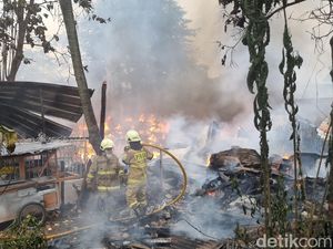 Kebakaran di Pancoran Hanguskan Rumah dan Lapak Rongsok, Begini Kondisinya