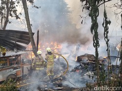 Kebakaran di Pancoran Hanguskan Rumah dan Lapak Rongsok, Begini Kondisinya Kebakaran di Pancoran Hanguskan Rumah dan Lapak Rongsok, Begini Kondisinya