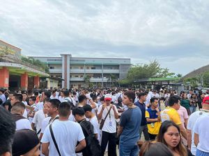 Kepanikan Warga Filipina Diguncang Gempa M 7,4 Kepanikan Warga Filipina Diguncang Gempa M 7,4