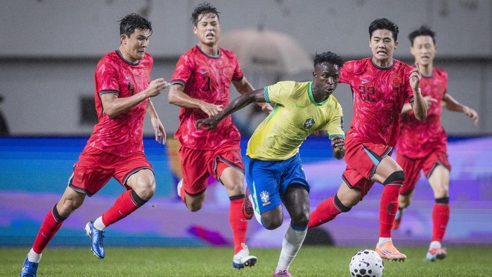 SEOUL, SOUTH KOREA - OCTOBER 10: Vinicius Jr of Brazil (R) and Kim Min-jae of South Korea (L) chase the ball during the international friendly between South Korea and Brazil at Seoul World Cup Stadium on October 10, 2025 in Seoul, South Korea. (Photo by Ricardo Nogueira/Sports Press Photo/Getty Images)