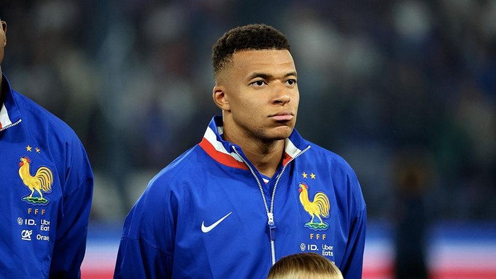 PARIS, FRANCE - SEPTEMBER 09: Captain, Kylian Mbappe #10 of Team France pose before the FIFA World Cup 2026 qualifier -Group H match between France and Iceland at Parc des Princes on September 09, 2025 in Paris, France. (Photo by Xavier Laine/Getty Images)