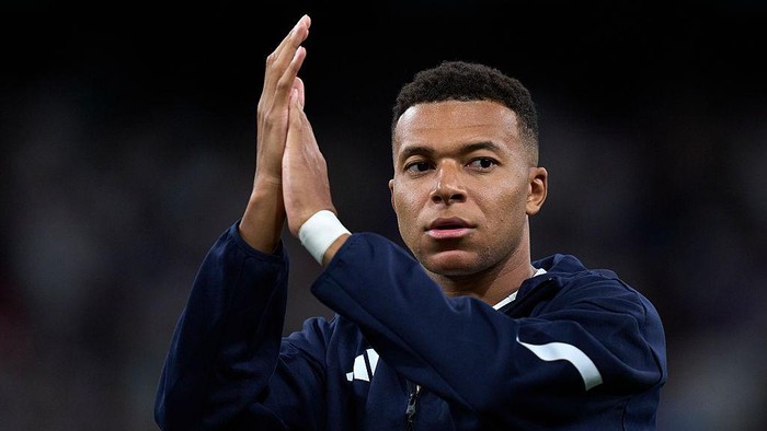 MADRID, SPAIN - OCTOBER 04: Kylian Mbappe of Real Madrid salutes the fans prior to the LaLiga EA Sports match between Real Madrid CF and Villarreal CF at Estadio Santiago Bernabeu on October 04, 2025 in Madrid, Spain. (Photo by Diego Souto/Getty Images)