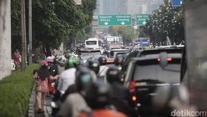 Potret Lalin Jalan Gatsu Arah Kuningan Macet Sore Ini