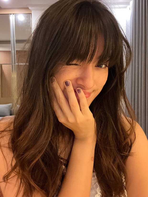 mawar de jongh berperan sebagai Kim, sekertaris andalan dari Rendra yang diperankan oleh Adipati Dolken.